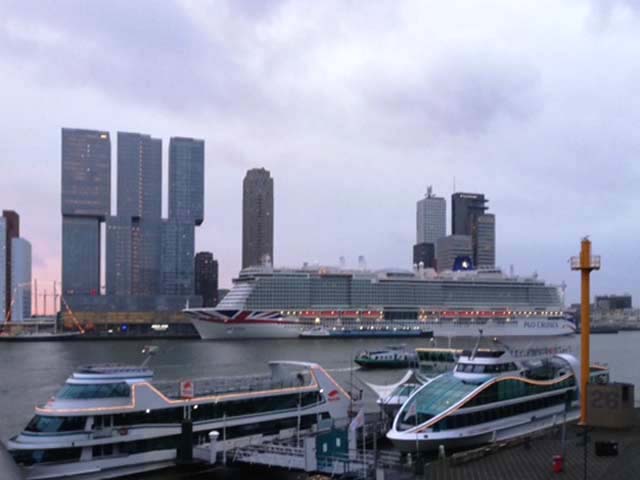 Cruiseschip ms Iona van P&O aan de Cruise Terminal Rotterdam